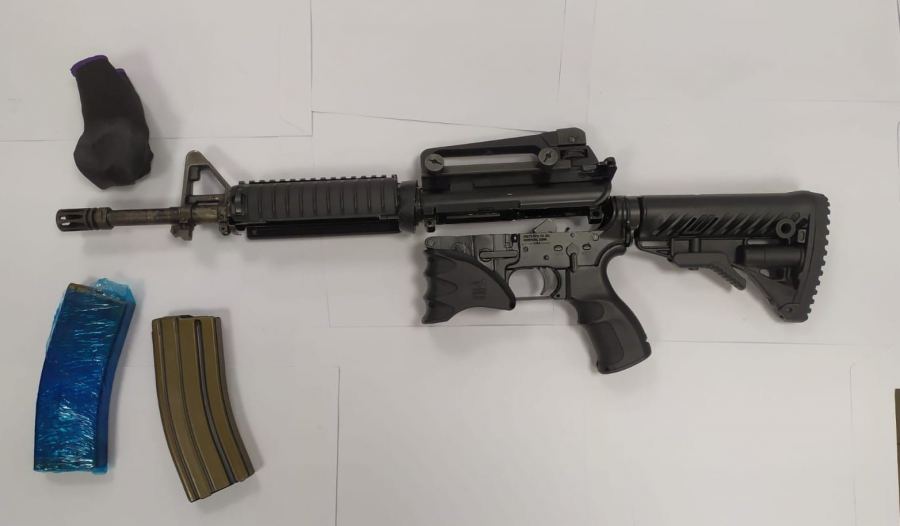 ضبط بندقية M16 داخل منزل بكفرياسيف والقاء القبض على سيدة